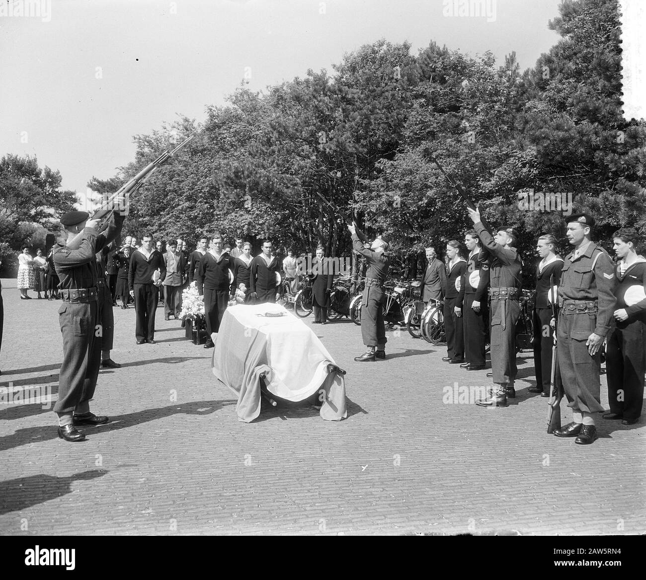 Military funeral seaman 1st class Z. W. Barends Daman Date: July 13, 1955 Location: Den Helder Keywords: funeral Person Name: Barends, W.Z. Stock Photo