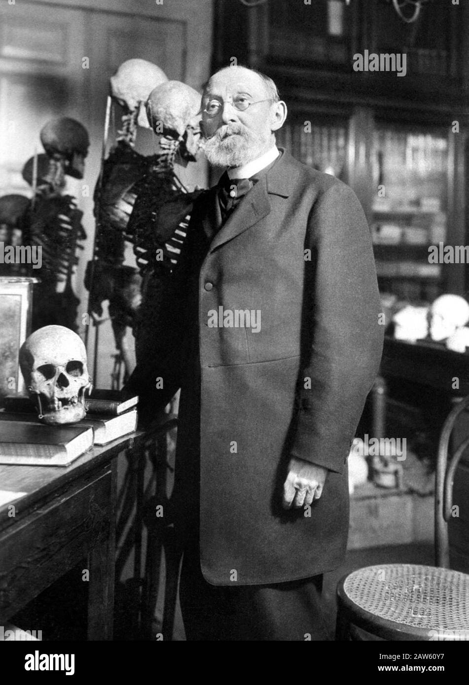 1899 ca, GERMANY : The german physician , anthropologist , pathologist , prehistorian , biologist , writer , editor  and politician Doctor RUDOLF LUDW Stock Photo