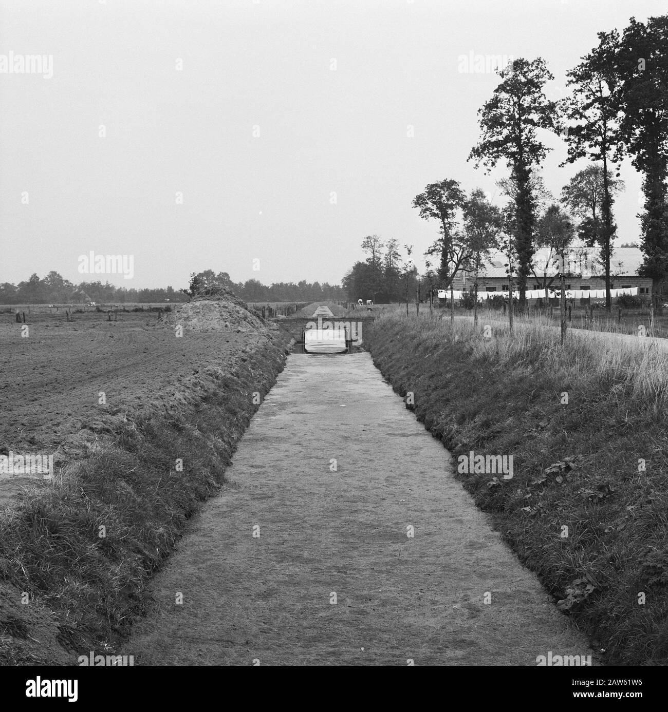 Line 9 / near the road Lunteren - Barneveld Date: September 1964 Location: About Woudse Brook Keywords: streams, culverts and hedge, digging and filling in trenches, laying sewer tubing, normalization of streams, charts, fields Institution Name: Water Lunterse Beek Stock Photo