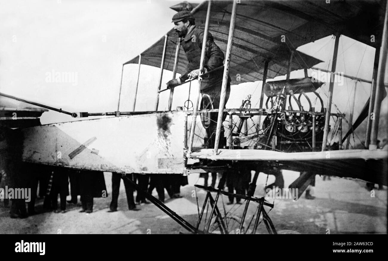 1908 , 13 january , FRANCE  : The airplane pioneer HENRI FARMAN (  born Henry , 1874 – 1958 ) in this photo when  piloted the longest flight at the ti Stock Photo