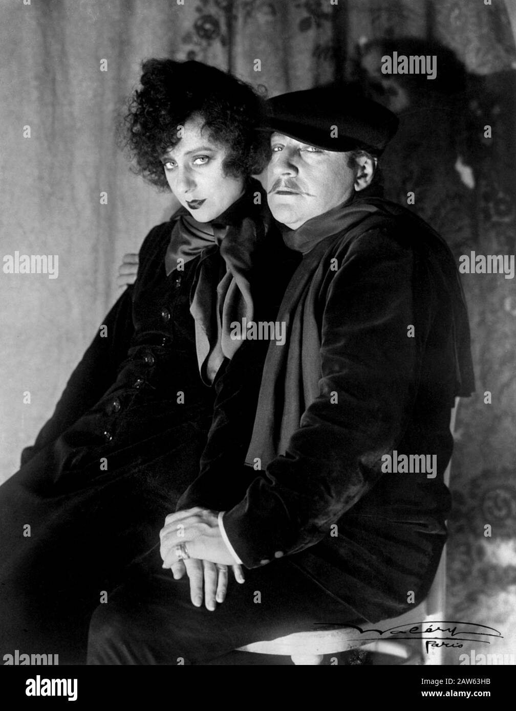 1924 , PARIS , FRANCE : The french  movie  and theatre director , actor and writer SACHA GUITRY ( 1885 – 1957 ) with his wife the celebrated actress Y Stock Photo