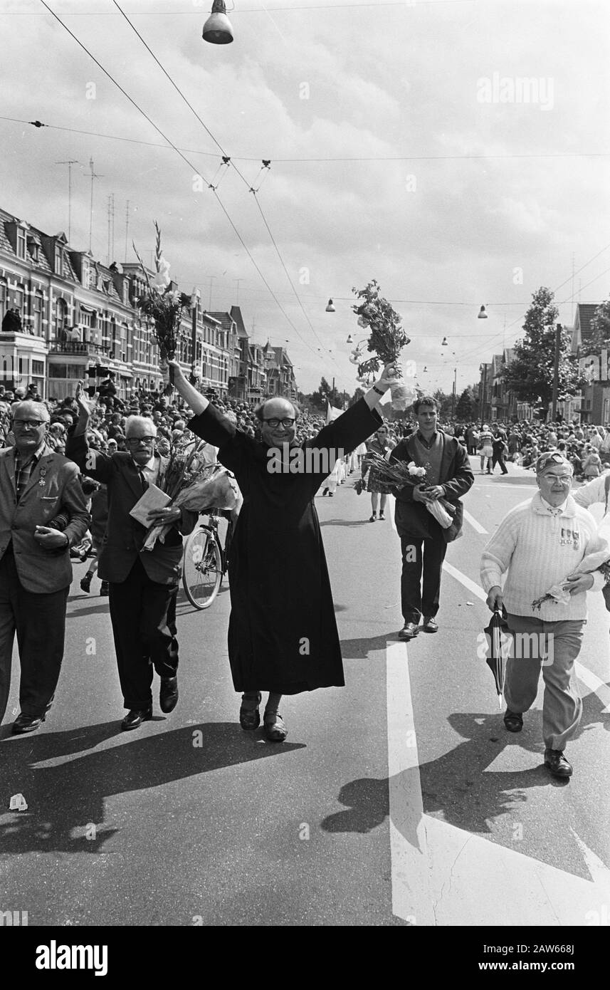 Last day four-day Nijmegen, brandishing two bunches of flowers runs the Father to the finish Date: July 30, 1965 Location: Nijmegen Keywords: Marches, finishing, priests  Koch, Eric / Anefo Copyright Holder: National Archives Material Type: Negative (black / white) archive inventory number: see access 2.24.01.05 Stock Photo