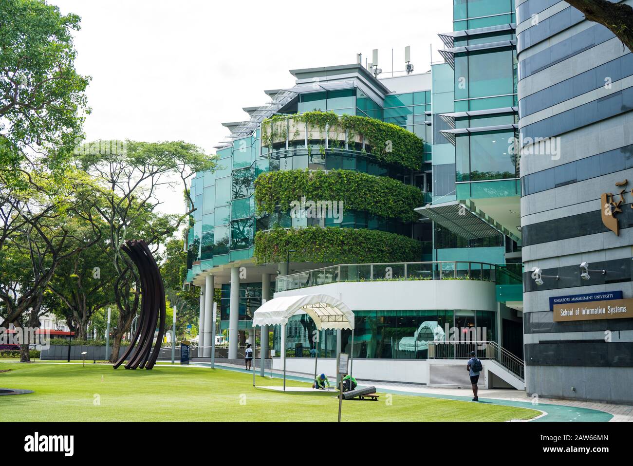 Singapore, April, 2019. SMU Campus Green with a sculpture. The Singapore  Management University is the third autonomous university in Singapore. It  pro Stock Photo - Alamy