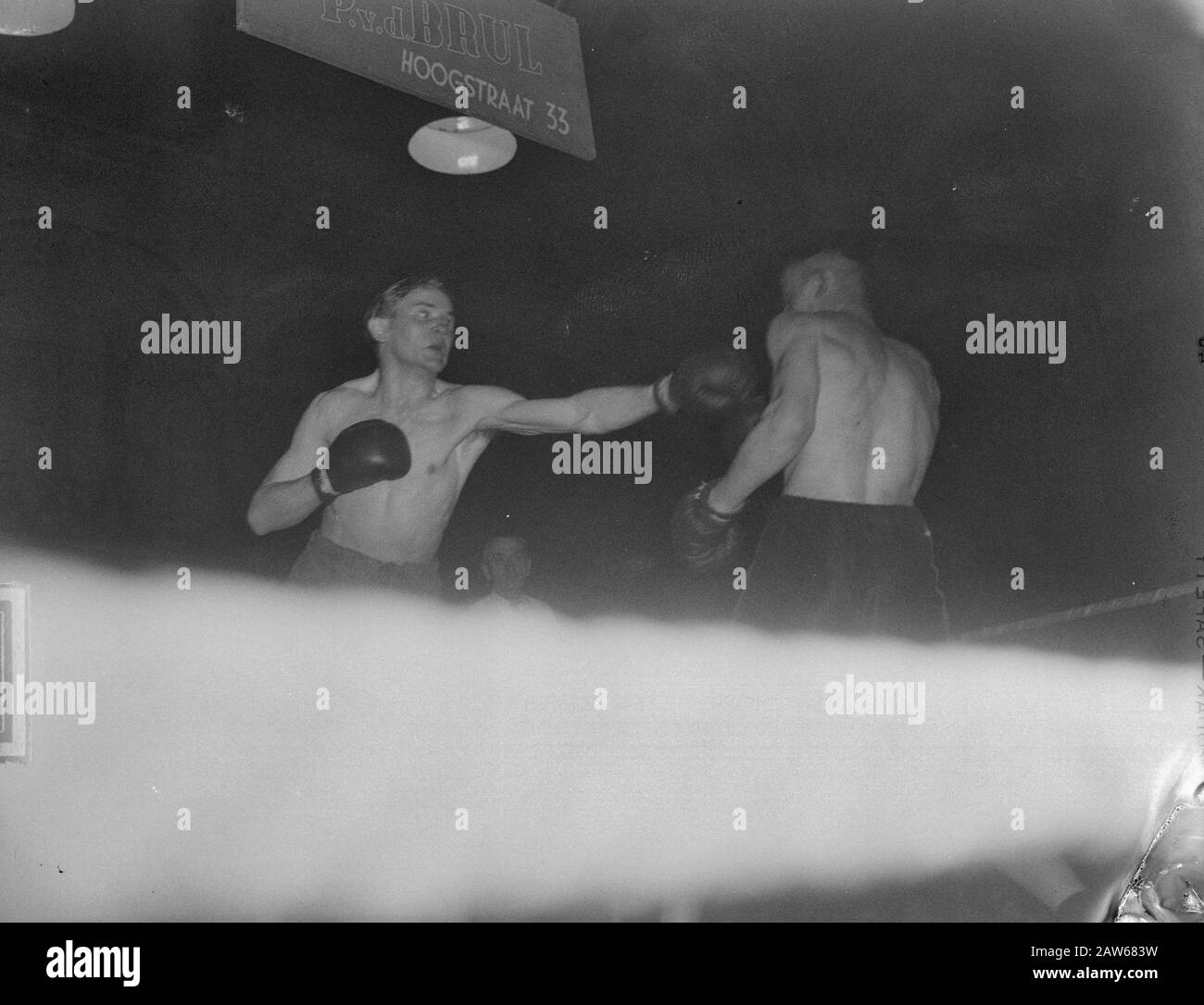 Soldiers boxing in the zoo Date March 11, 1949 Keywords boxing, zoos