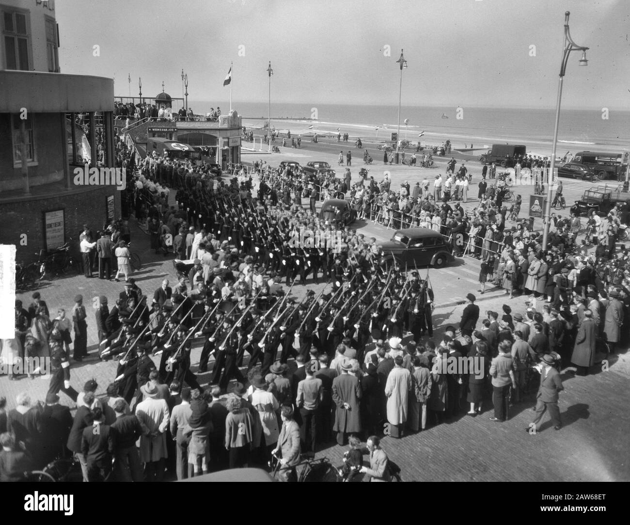 NJV march Scheveningen midshipmen Date: May 3, 1951 Location: Scheveningen, Zuid-Holland Keywords: midshipmen Person Name: Reefers, Scheveningen Stock Photo