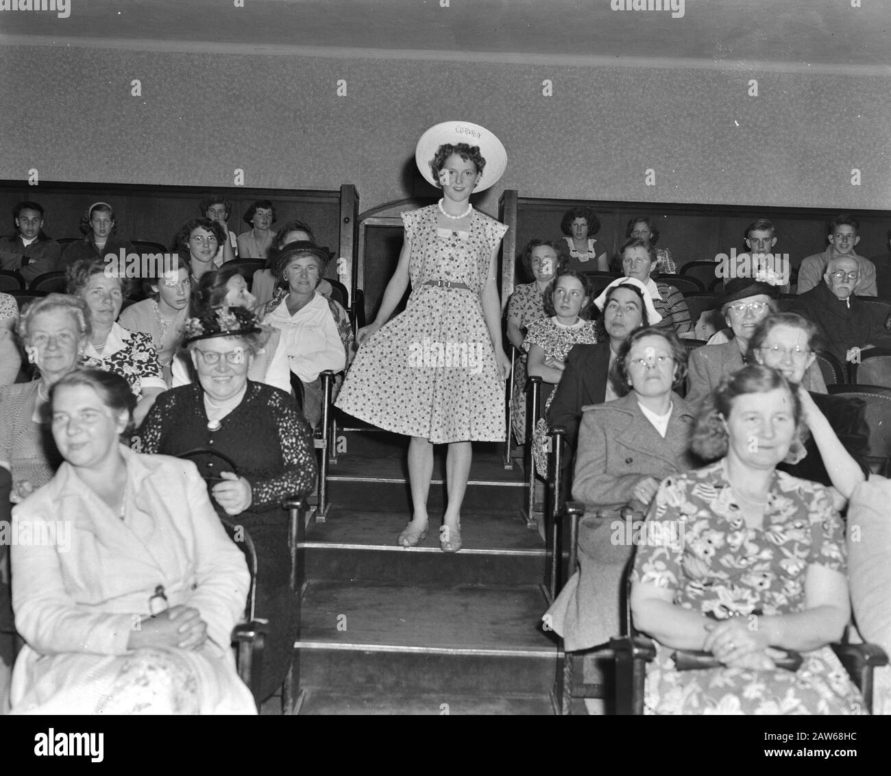 1950s fashion models Black and White Stock Photos & Images - Alamy