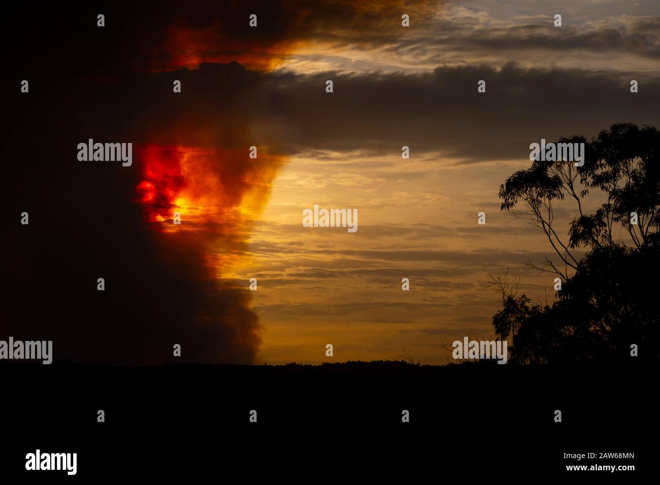 Bushfire smoke across a valley in The Blue Mountains at sunset Stock ...