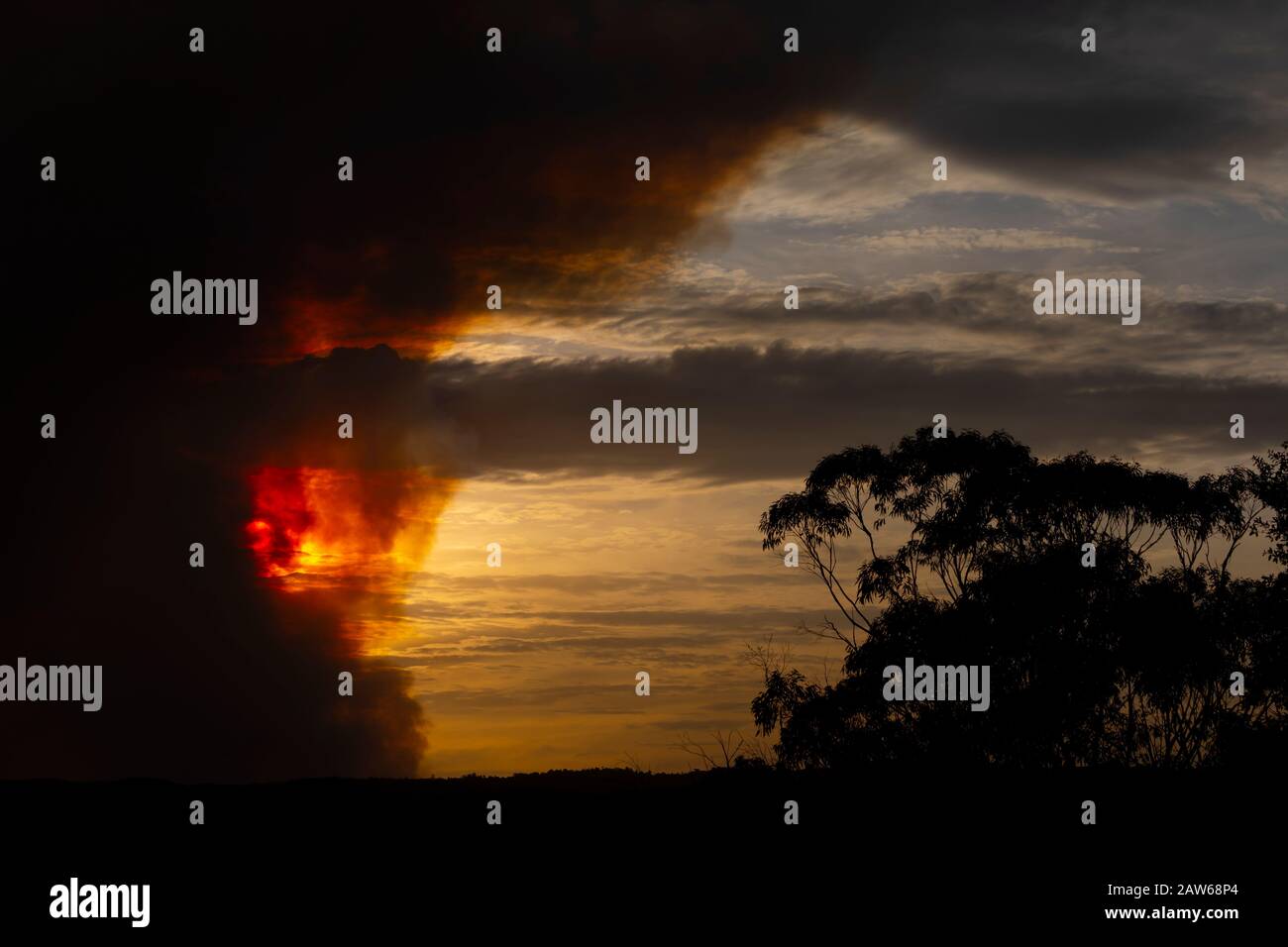 Bushfire smoke across a valley in The Blue Mountains at sunset Stock ...