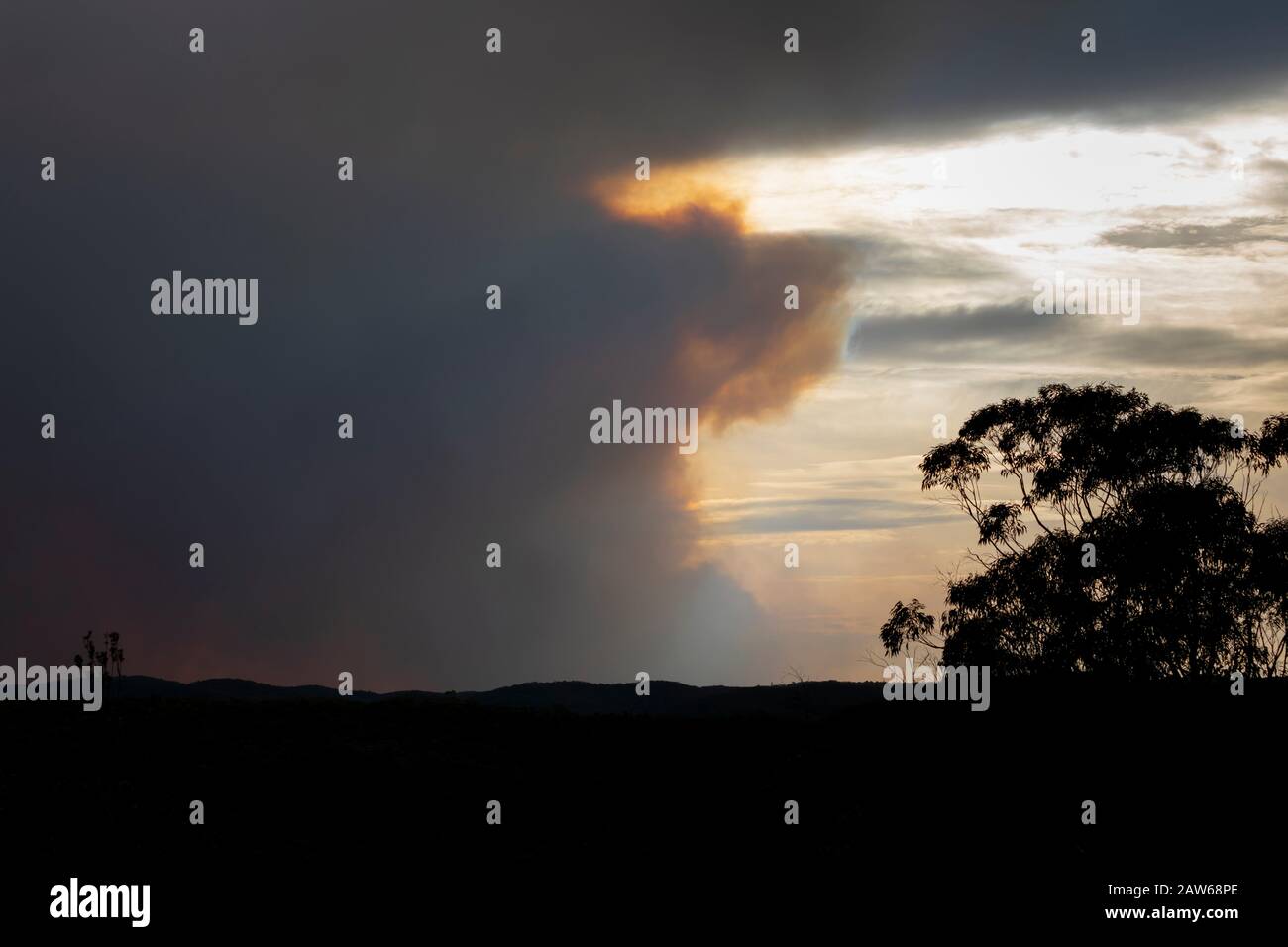 Bushfire smoke across a valley in The Blue Mountains Stock Photo - Alamy