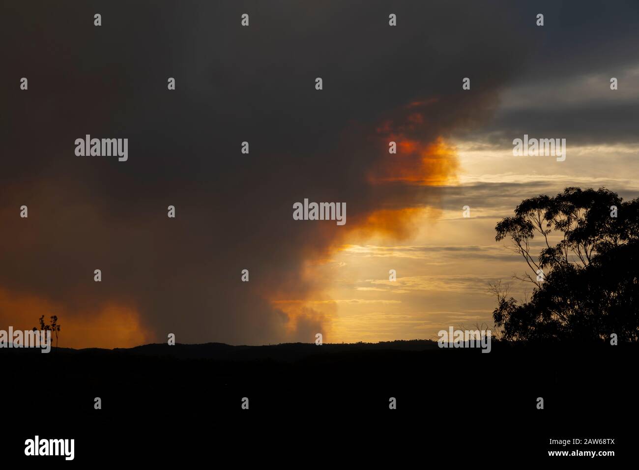 Bushfire smoke across a valley in The Blue Mountains Stock Photo - Alamy