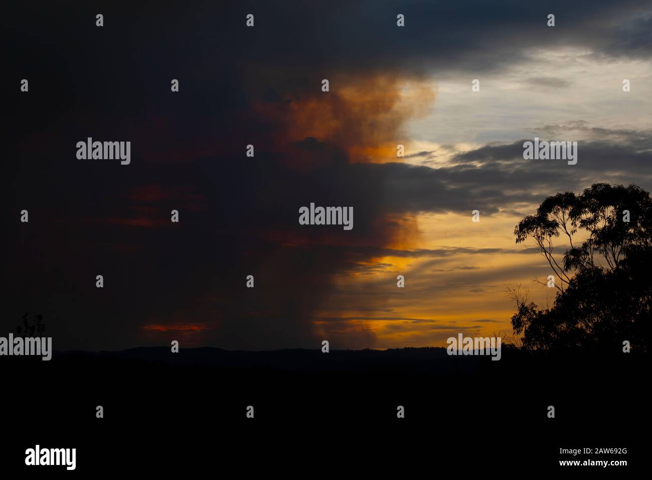 Bushfire smoke across a valley in The Blue Mountains Stock Photo - Alamy