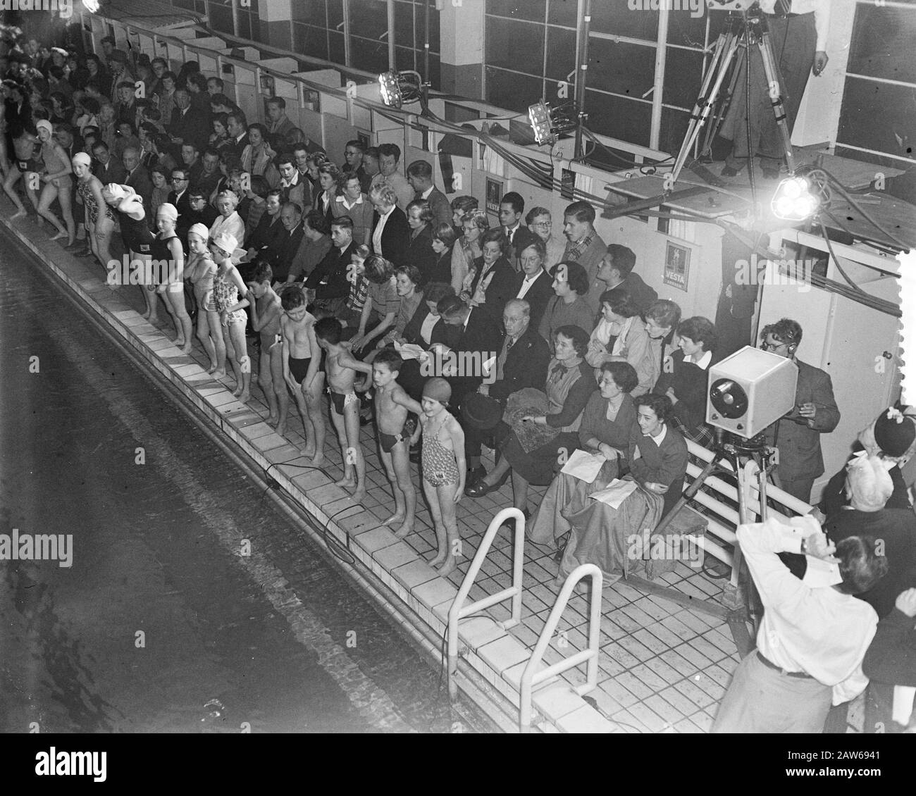 Ã n the swimming stadium in Naarden National swimming competitions were organized by the AVRO. These games in a direct television broadcast aired Date: January 11, 1952 Location: Naarden Keywords: sports, television, swimming Institution Name: Avro Stock Photo