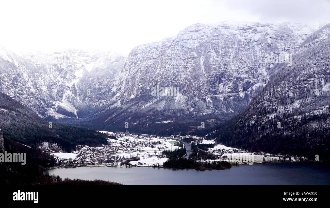 Viewpoint of Hallstatt Winter snow mountain landscape and land with lake in upland valley leads to the old salt mine of Hallstatt, Austria Stock Photo