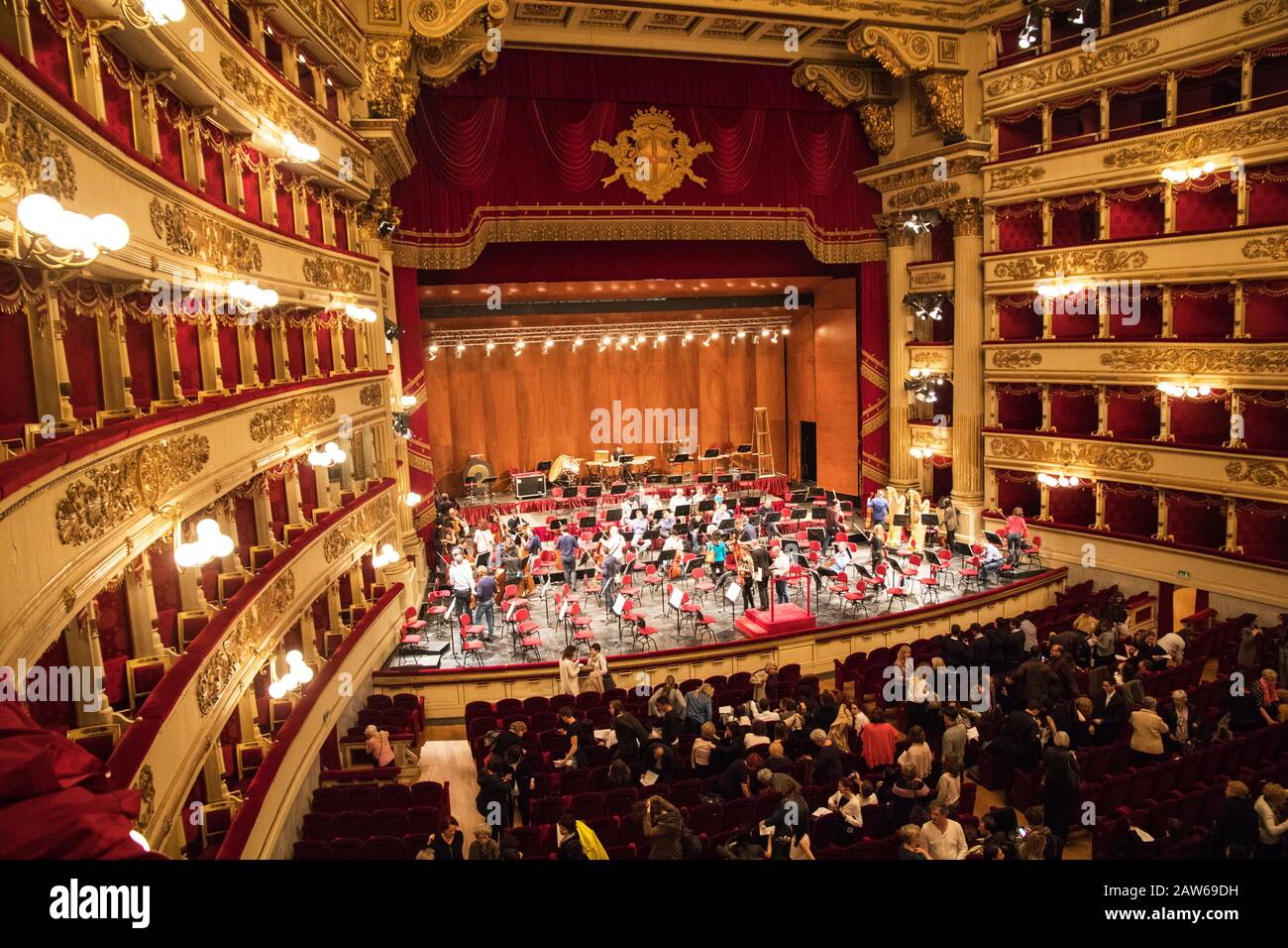 Teatro alla scala in milan hi-res stock photography and images - Alamy