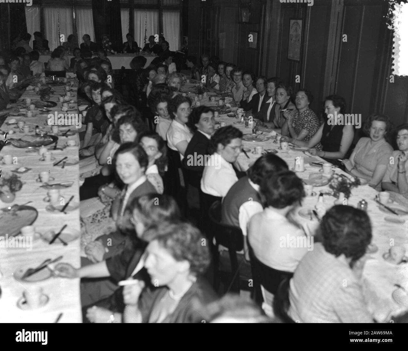 Coffee and fashion Restaurant Crown Hague Date: June 14, 1952 Keywords