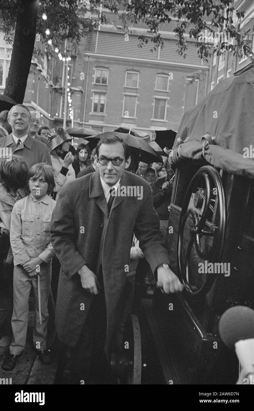 Leidseplein terrace opened by Alderman Lammers, Amsterdan view terrace  Lammers turn the wheel of a barrel organ Date: June 15, 1971 Location: Amsterdam, Noord-Holland Keywords: organs, squares, terraces, aldermen Person Name: Lammers, Han Stock Photo