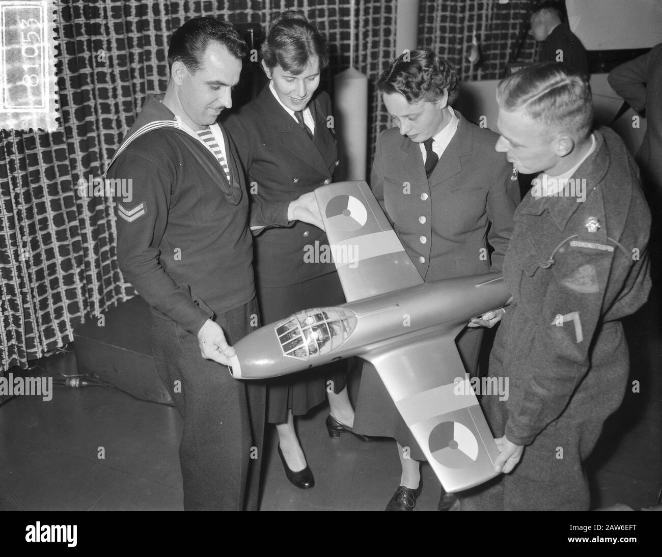 Dutch championships aircraft recognition at Shell Hague, sailor, Marva and lieutenants of the air forces, vlliegtuigmodel Date: October 27, 1956 Location: The Hague, South Holland Keywords: CHAMPIONSHIPS, Sailors Institution Name: Shell Stock Photo