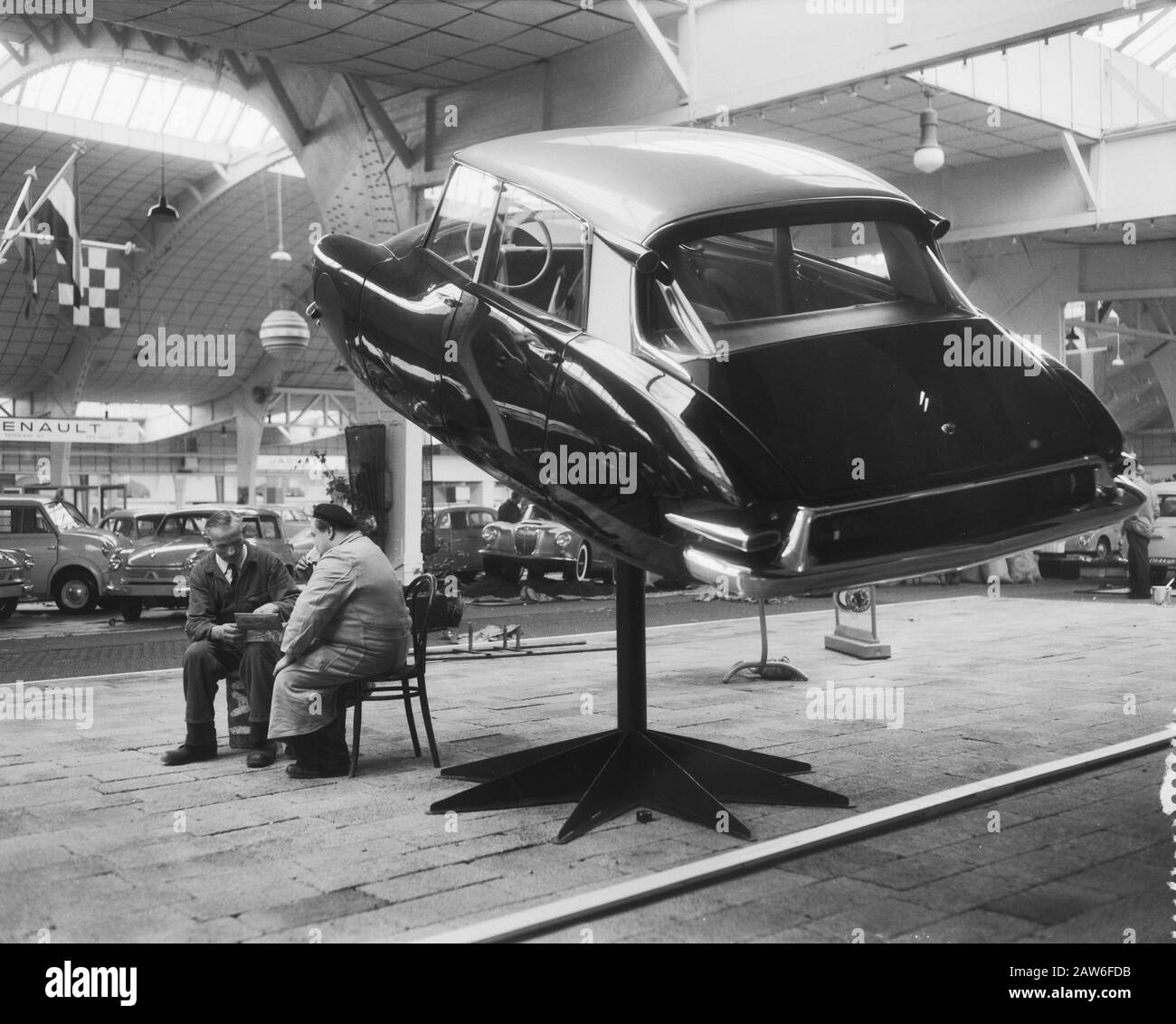 Structure of the car exhibition in the RAI. Citroen DS19 Date: February 11, 1958 Location: Amsterdam, Noord-Holland Keywords: car exhibits Institution Name: RAI Stock Photo