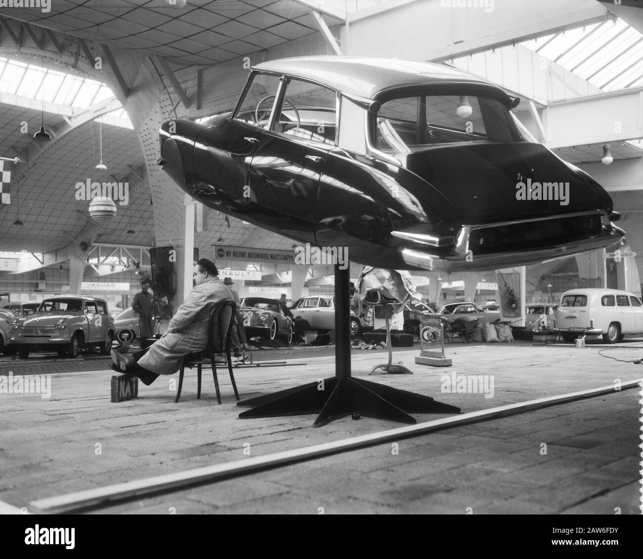 Structure of the car exhibition in the RAI. Citroen DS19 Date: February 11, 1958 Location: Amsterdam, Noord-Holland Keywords: car exhibits Institution Name: RAI Stock Photo