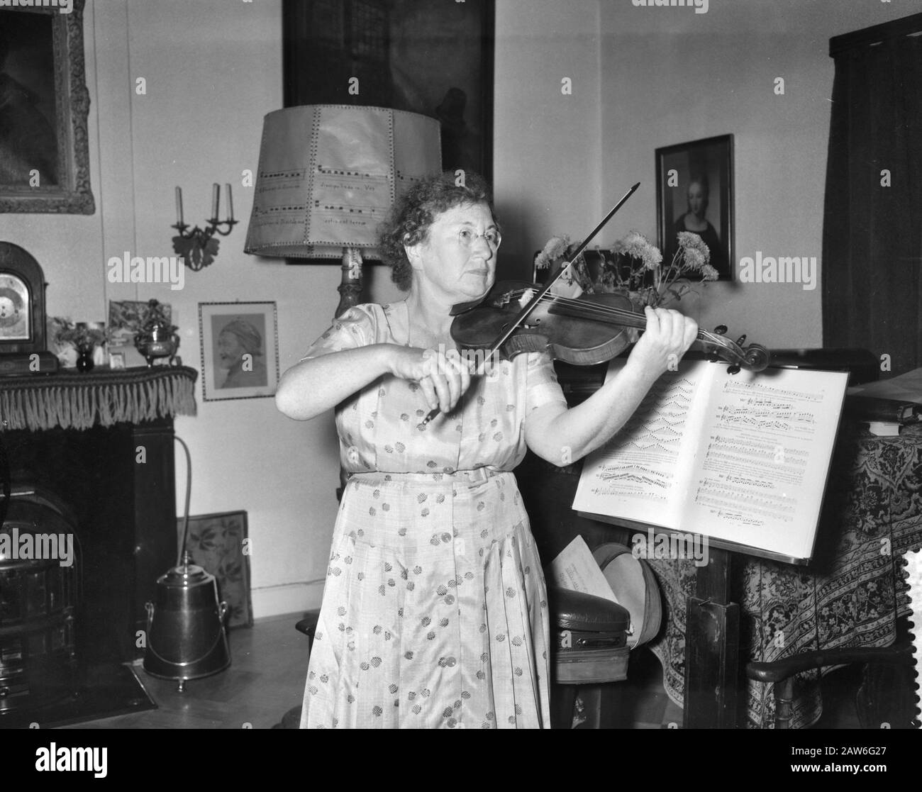 Louise Van Wijngaarden hopes October 17, 40 years violinist with the Concertgebouw orchestra to be Date: October 7, 1958 Person Name: Vineyards, Louise Institution Name: Concertgebouworkest Stock Photo
