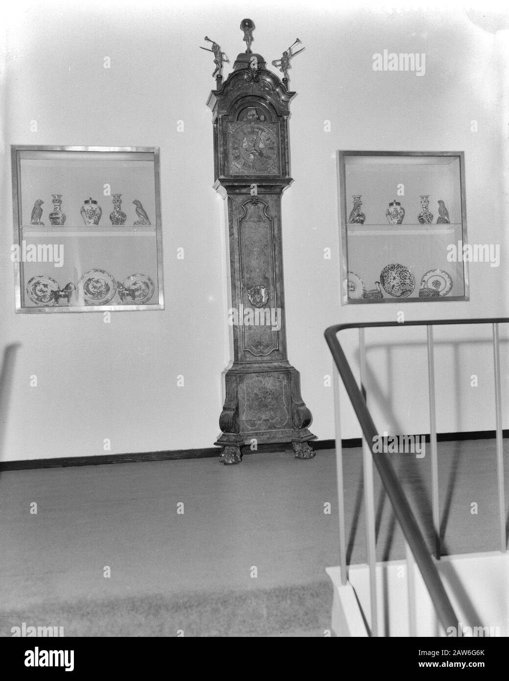 Museum Foundation Form Rotterdam staircase first floor, antique grandfather clock cabinets antique Delfsblauw Date: November 20, 1958 Location: Rotterdam, South Holland Keywords: ANTIQUES , CABINETS, stairwells Person Name: Museum Foundation Mold Stock Photo