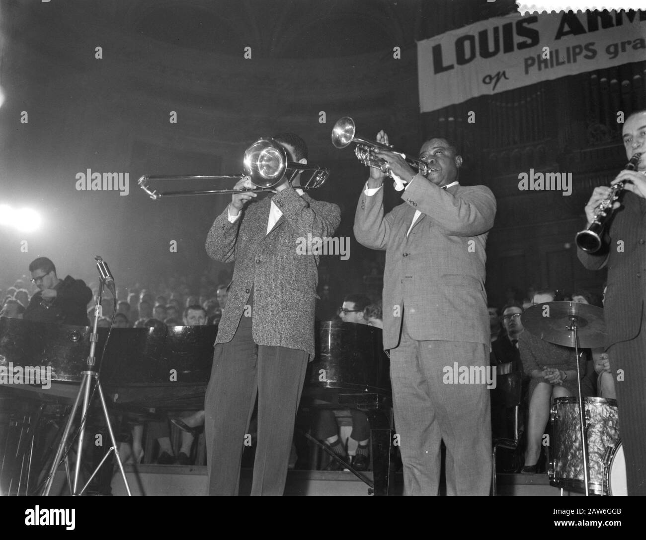 Night Concert Louis Armstrong in Concert Date: February 7, 1959 Location:  Amsterdam, Noord-Holland Keywords: artists, jazz, music, musicians Person  Name: Armstrong Louis : Rossem, Wim van / Anefo Copyright Holder: National  Archives
