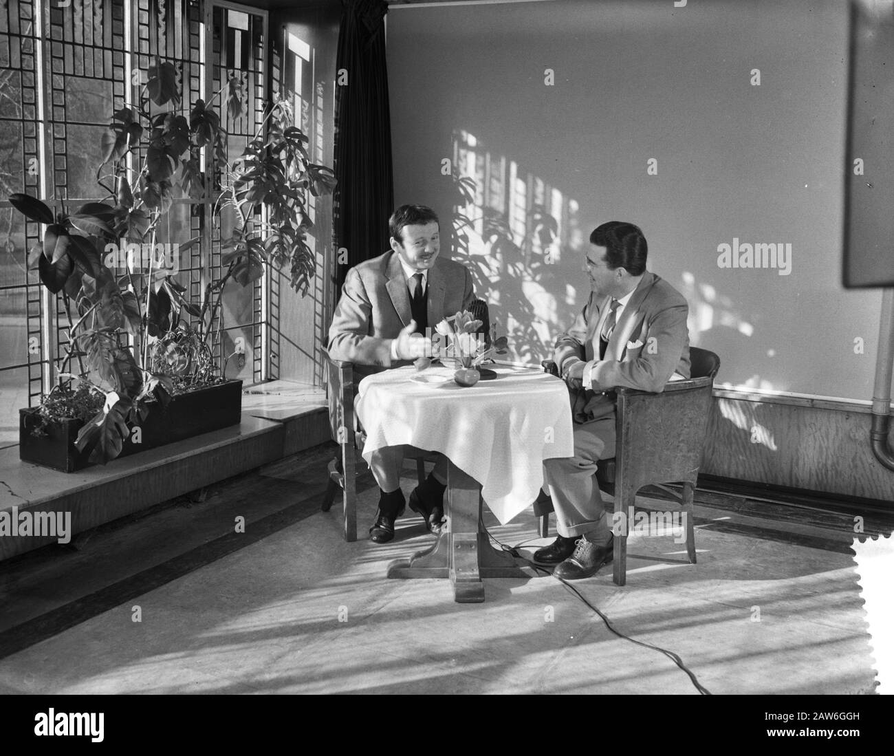 Press conference by Toon Hermans about his new film Moutarde of Sonansee Date: January 28, 1959 Keywords: movies, press conferences Person Name: Hermans, Toon Stock Photo
