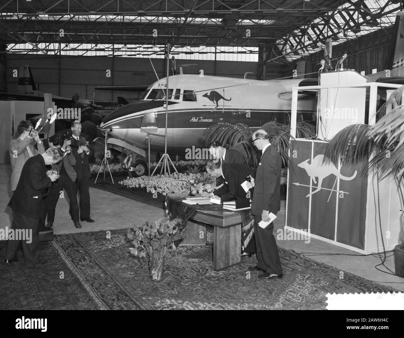 Transfer Friendship on the Trans Australian Airlines in the Fokker factories in Amsterdam, the transfer ceremony Date: April 6, 1959 Stock Photo