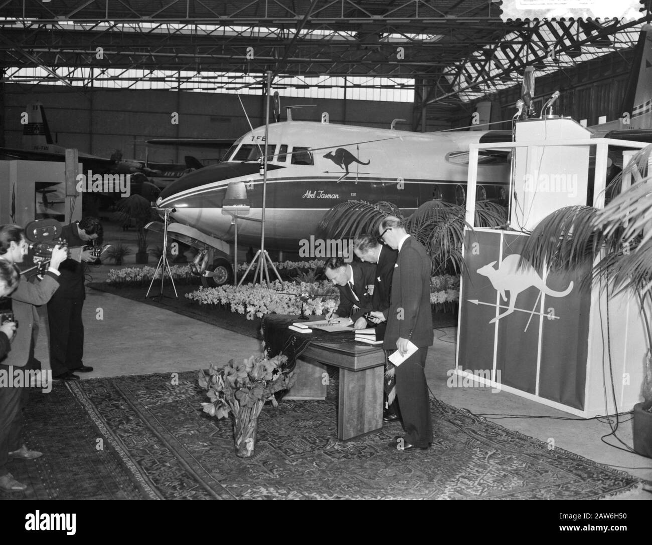 Transfer Friendship on the Trans Australian Airlines in the Fokker factories in Amsterdam, the transfer ceremony Date: April 6, 1959 Stock Photo