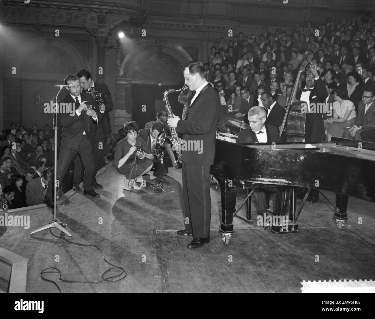 Performance of Jazz at the Philharmonic concert in the Harmonica. Stan Getz, tenor saxophone and Lou Levy, piano. Date: April 11, 1959 Location: Amsterdam, Noord-Holland Keywords: jazz, performances Person Name: Lou Levy, Stan Getz Stock Photo