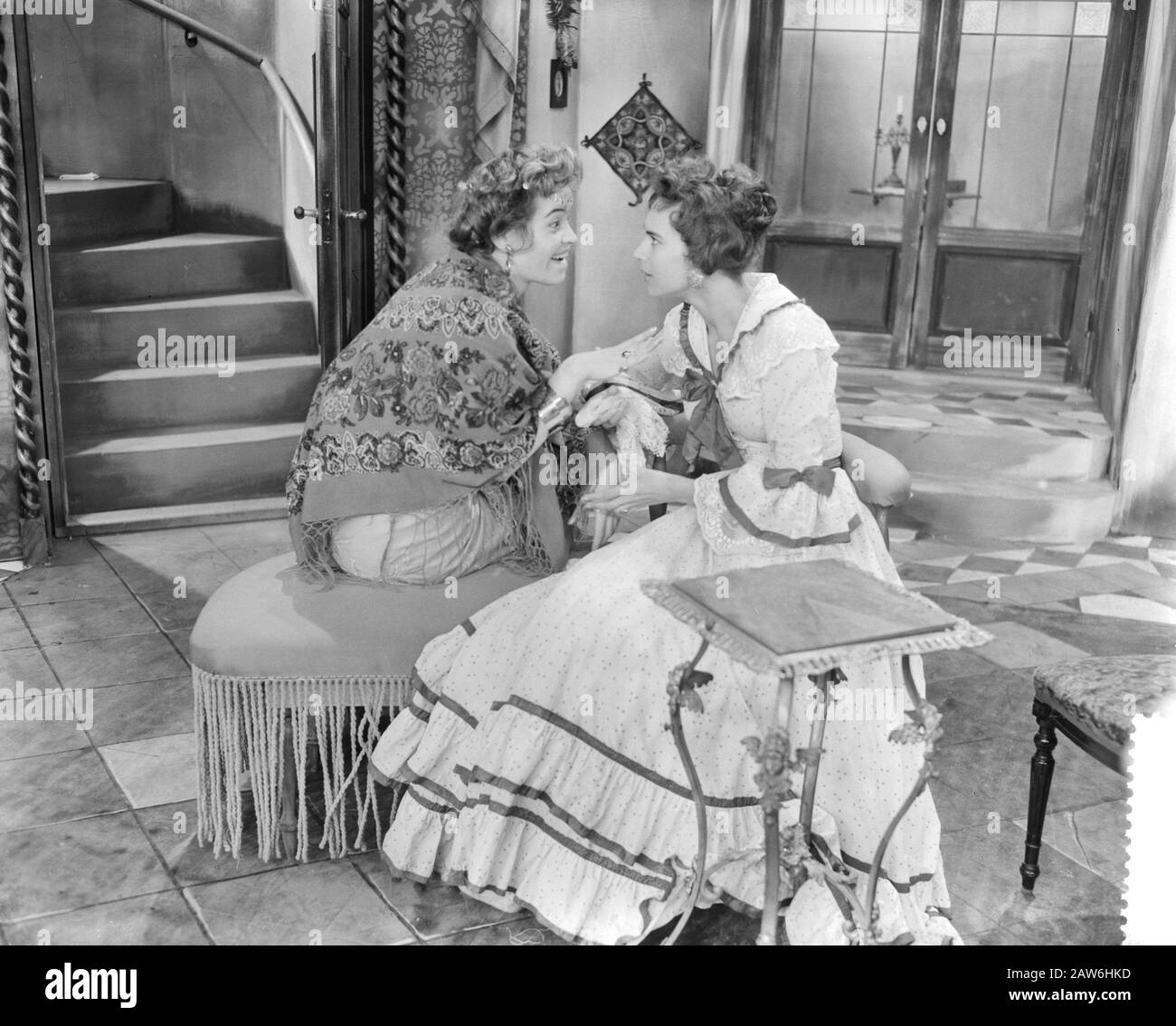 Recording of the rehearsal of the fool's cap of Pirandello in TV studio in Bussum, Sigrid Koetse as Beatrice, jealous wife, Dini Cousin (left) and gossip date: May 14, 1959 Location: Bussum Keywords: television dramas Person Name: Koetse, Sigrid, Cousin, Diny Stock Photo