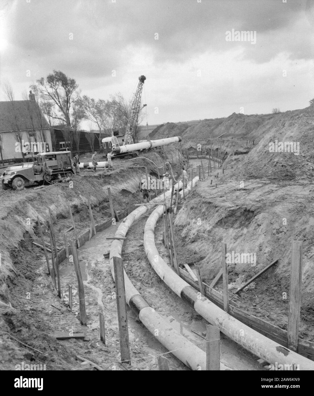 Laying of pipeline for the oil refinery at Pernis Date: November 5 ...