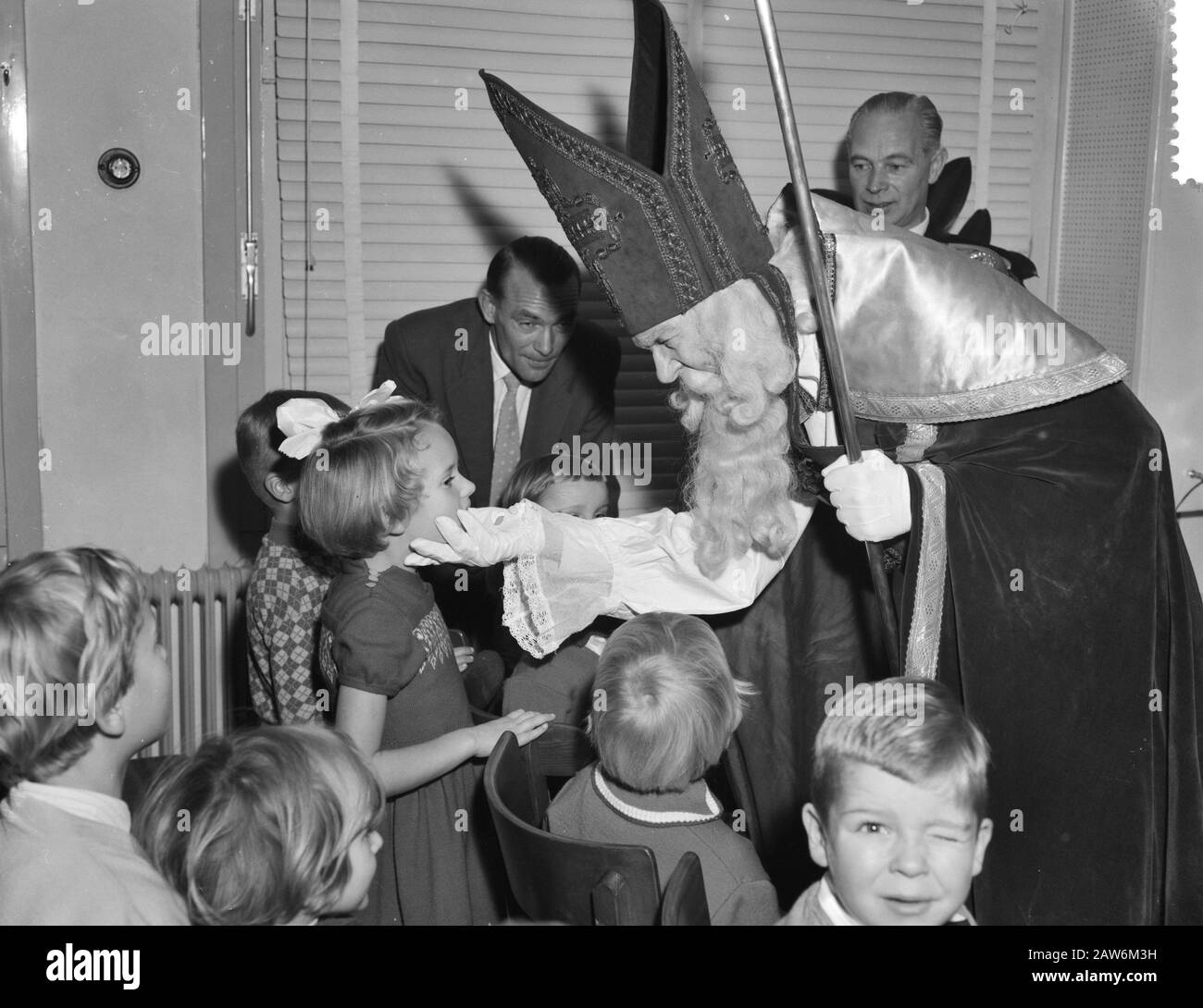 Mission Maggi (St. Nicholas celebration in canteen) Date: December 5, 1959 Keywords: Celebrations, canteens, Saint Nicholas, Sinterklaas Person Name: Maggi, Santa Claus Stock Photo