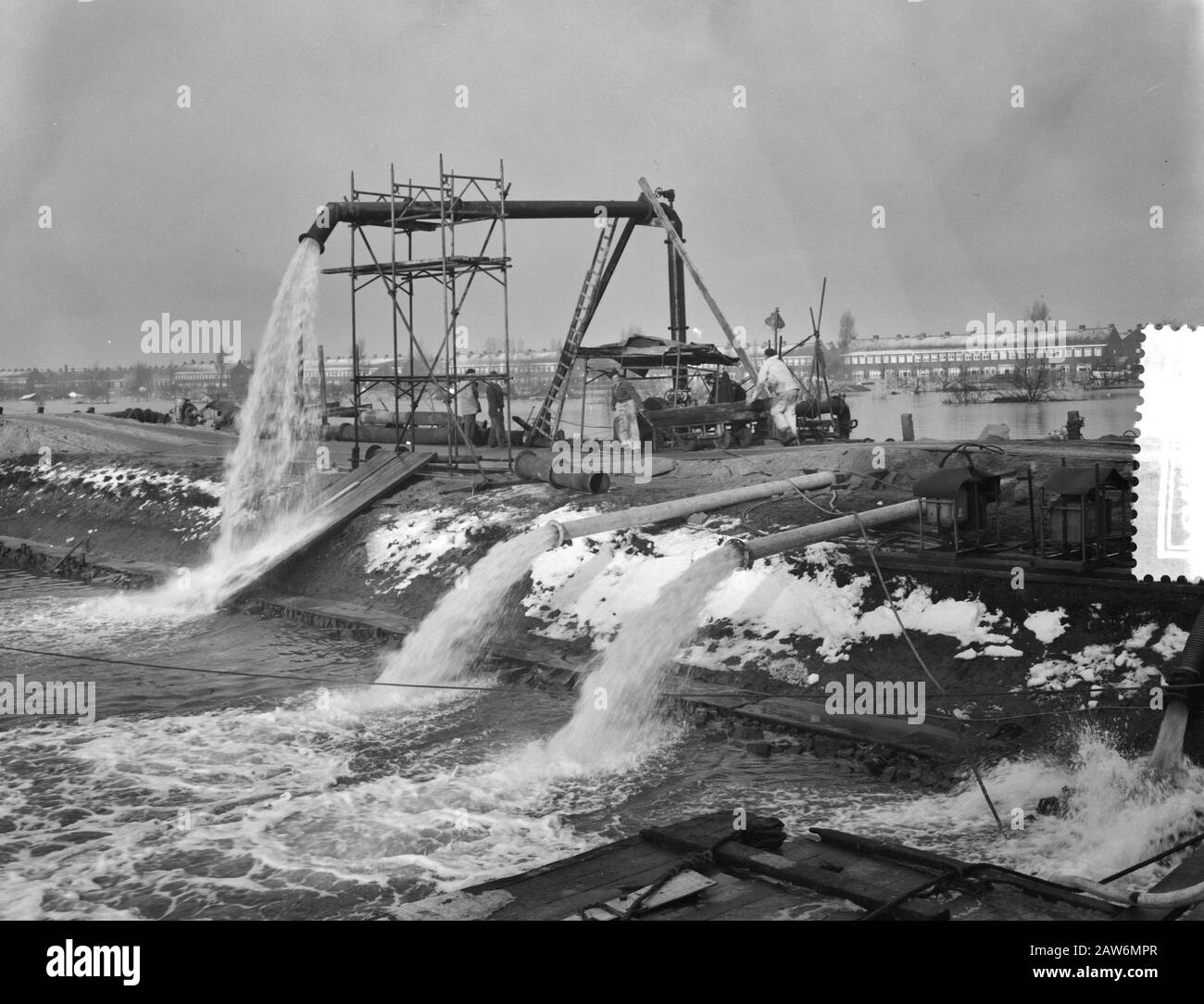 Disaster Tuindorp Oostzaan, pumps in operation Date: January 15, 1960 Location: Oostzaan Keywords: PUMPS, Disaster Stock Photo