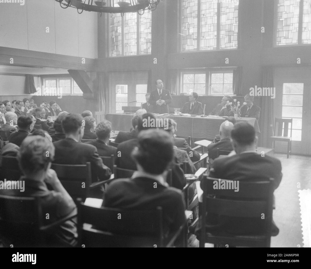 Minister Mr. J. L. M. Th.. Cal opens 2nd annual conference of the Dutch Student Council Zeist Minister Cals during his opening date: April 11, 1960 Location: Utrecht, Zeist Keywords: CONFERENCES, openings, opening speeches Person Name: Cals, Jo Stock Photo