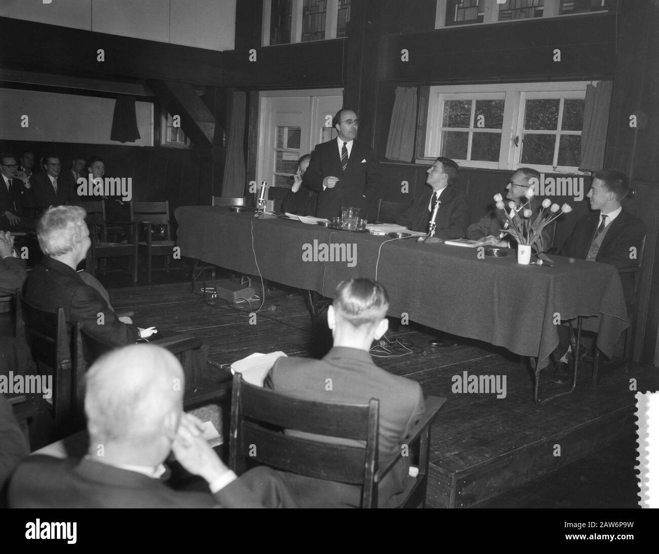 Minister Mr. J. L. M. Th.. Cal opens 2nd annual conference of the Dutch Student Council Zeist Minister Cals during his opening date: April 11, 1960 Location: Utrecht, Zeist Keywords: CONFERENCES, openings, opening speeches Person Name: Cals, Jo Stock Photo