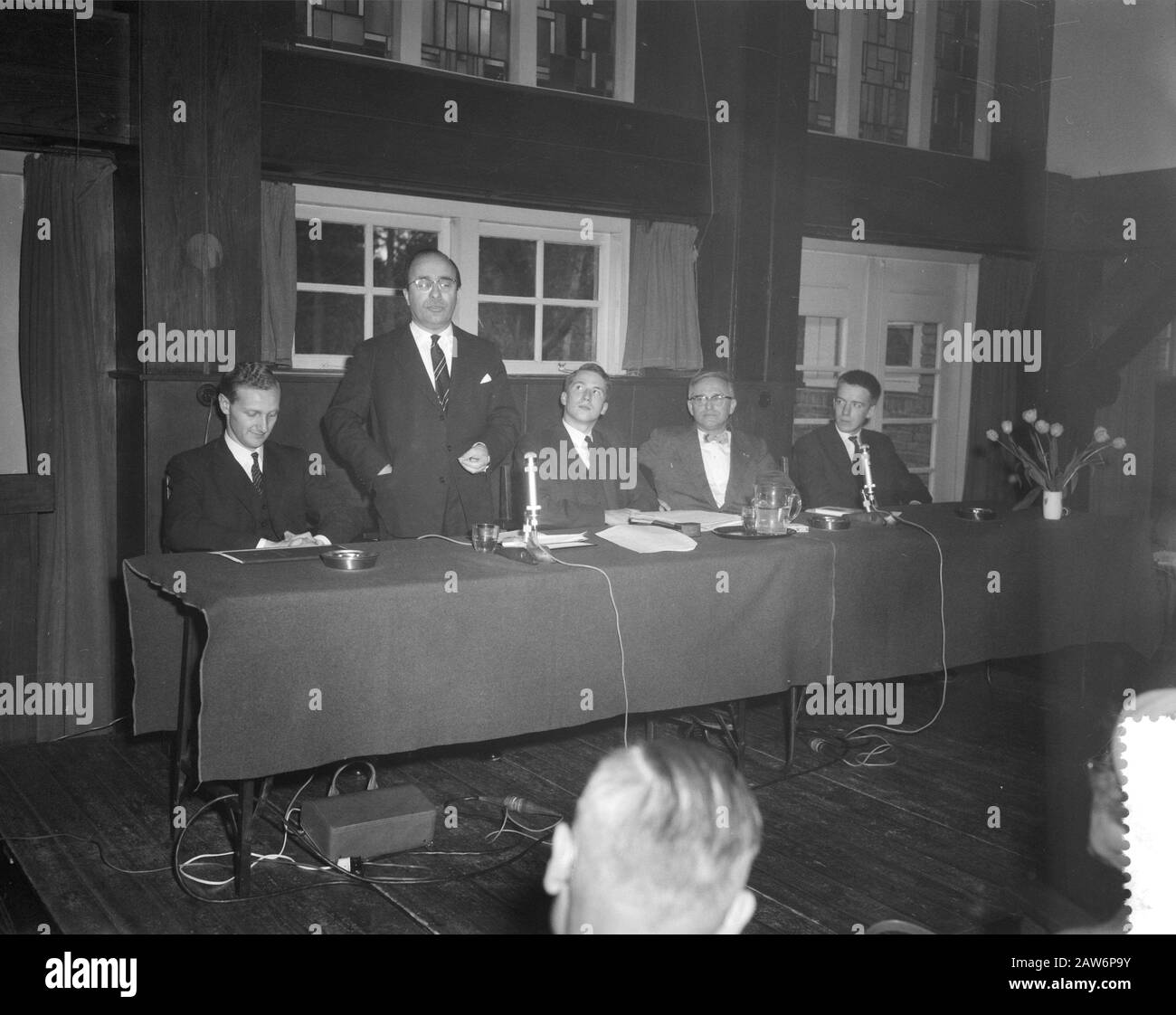 Minister Mr. J. L. M. Th.. Cal opens 2nd annual conference of the Dutch Student Council Zeist Minister Cals during his opening date: April 11, 1960 Location: Utrecht, Zeist Keywords: CONFERENCES, openings, opening speeches Person Name: Cals, Jo Stock Photo