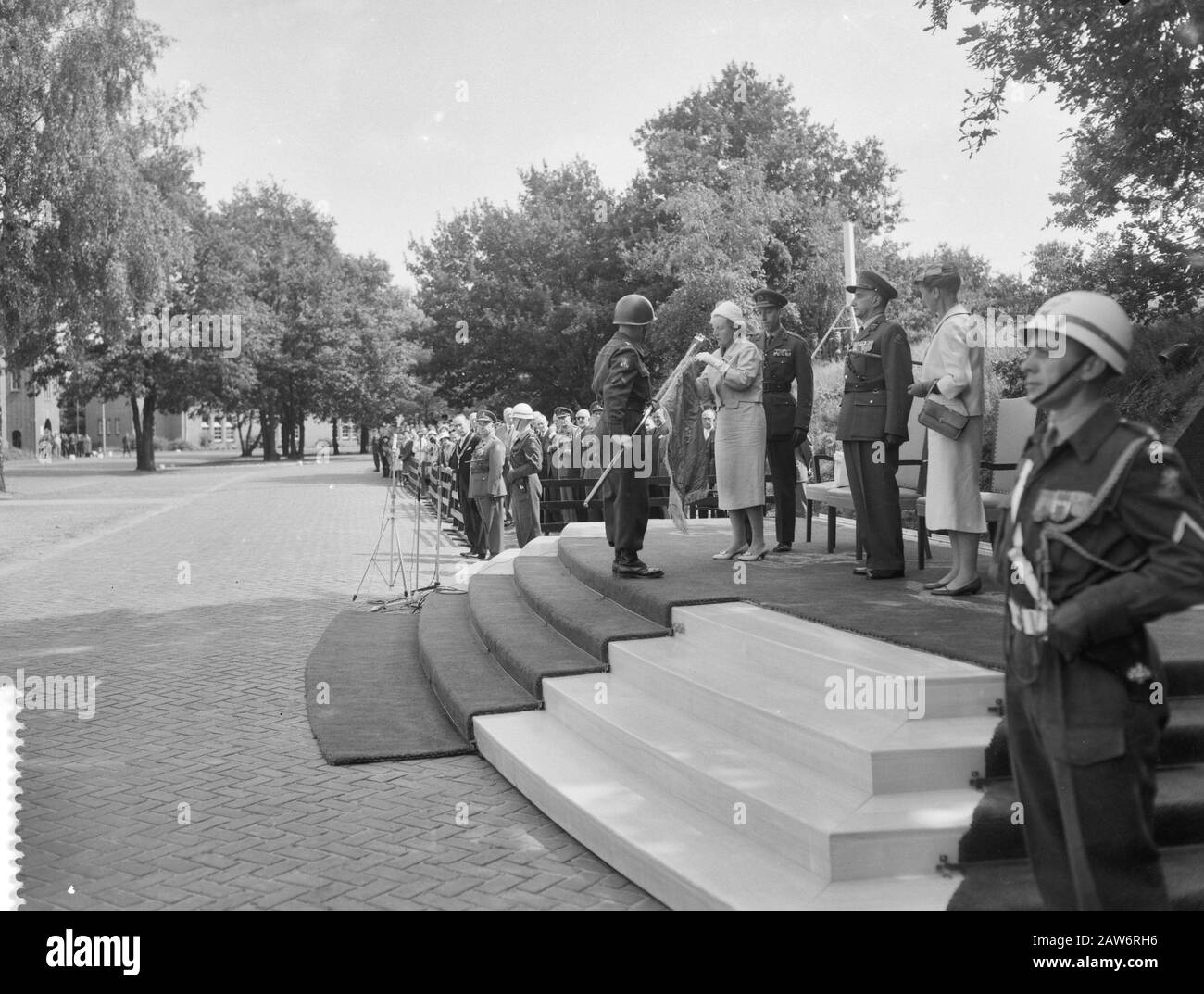 The Guards Regiment Grenadiers get a new banner  Queen Juliana pinning the new badge on the banner Date: July 26, 1960 Keywords: queens, banners Person Name: Juliana (queen Netherlands) Stock Photo