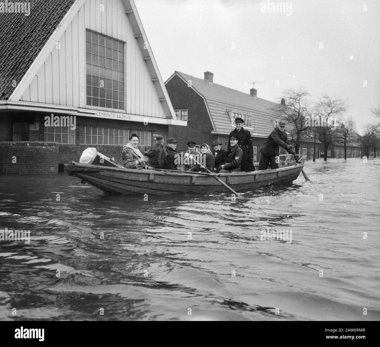 Disaster Tuindorp Oostzaan, people pick up belongings Date: January 18, 1960 Location: Oostzaan Keywords: Disasters, possessions Stock Photo