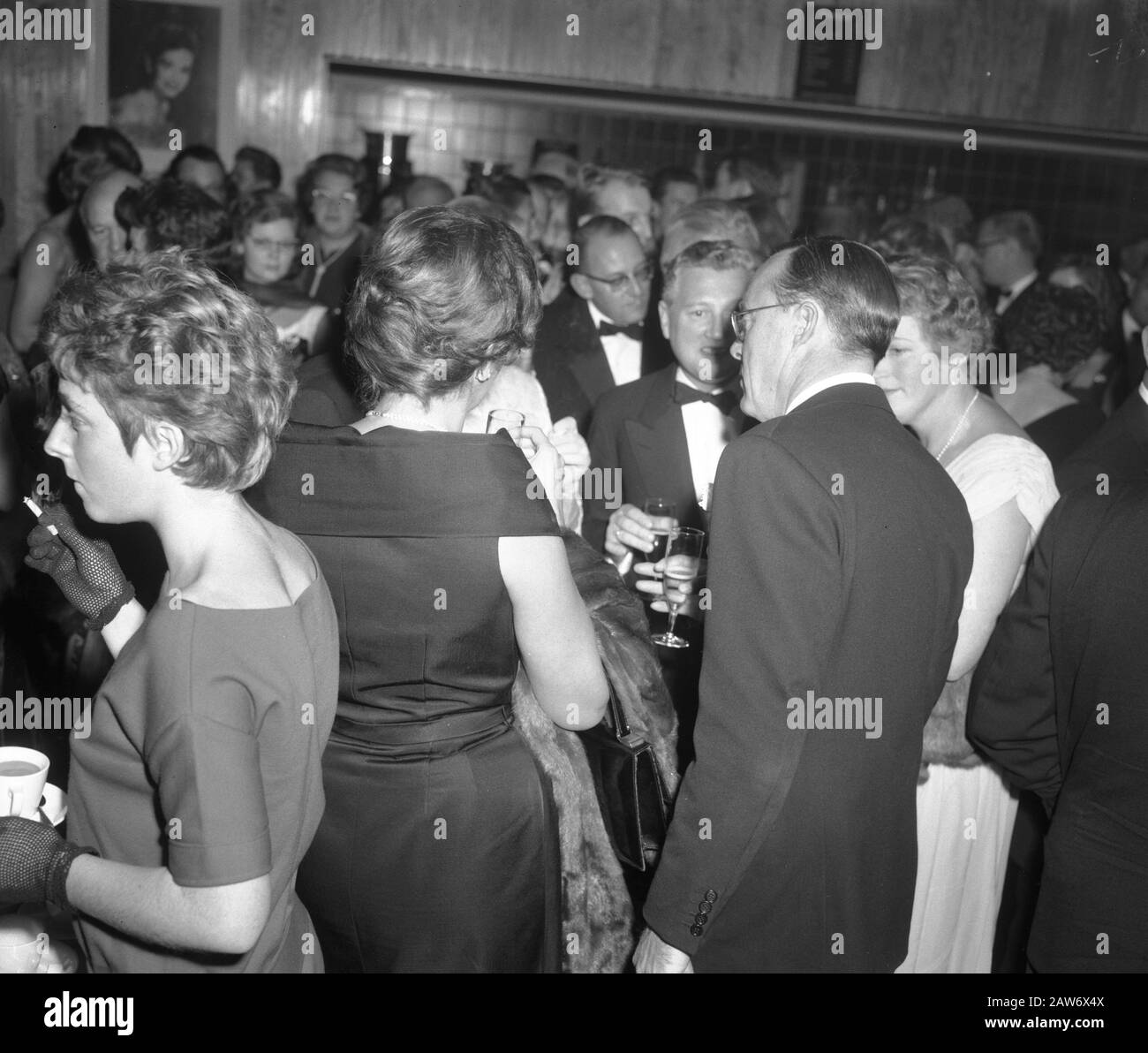Premiere of the film Comrades cease your wild roar. Prince Bernhard in conversation with the cast Date: October 26, 1960 Keywords: movies, royal house, premiers, princes Person Name: Bernhard, prince Stock Photo