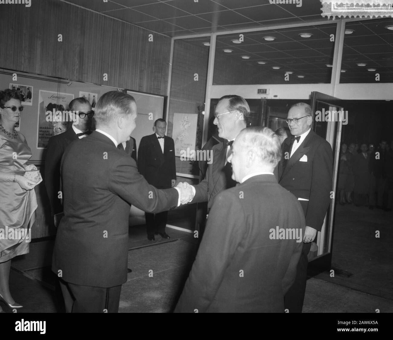 Premiere of the film Comrades cease your wild roar. Prince Bernhard arrive Date: October 26, 1960 Keywords: movies, royal house, premiers, princes Person Name: Bernhard (prince Netherlands) Stock Photo
