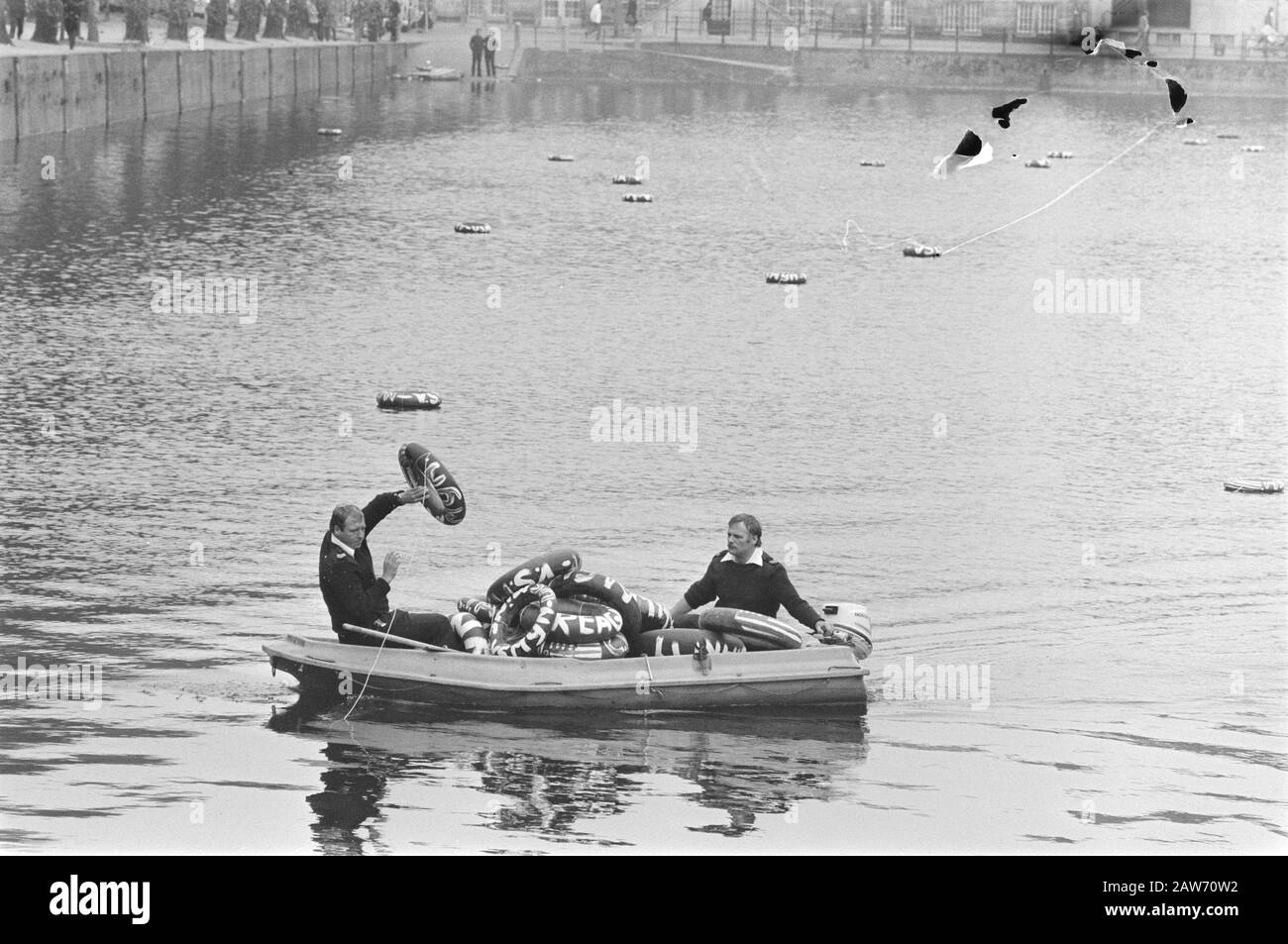 Members Nicaragua Komitee placing mines Hague Hofvijver in protest against  mine laying by CIA to Nicaraguan ports Date: April 19, 1984 Location:  Nicaragua Keywords: PORTS MINES , protests Stock Photo - Alamy