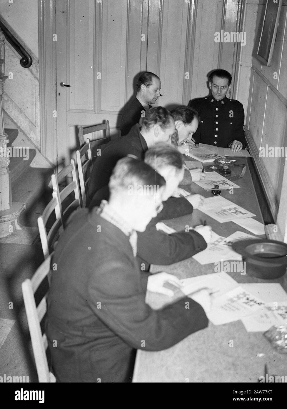 Men in civilian drawing forms which three crosses (Amsterdam?) Get a ...