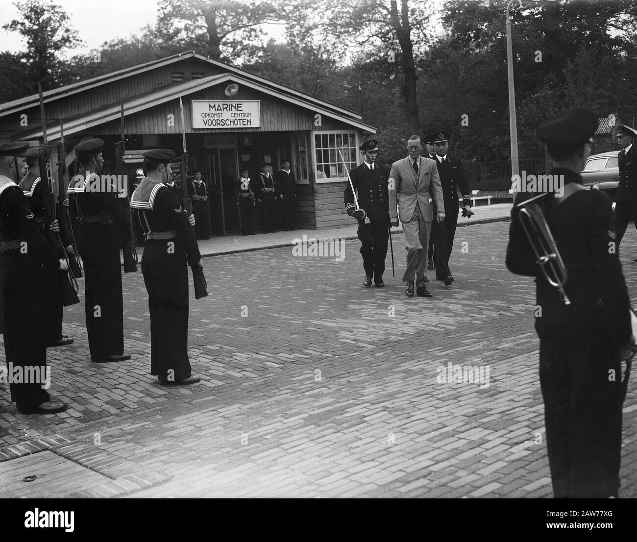 Prince Bernhard visited Demobilization Center Voorschoten  Prince Bernhard in discussion with company Date: May 12, 1948 Location: Voorschoten, South Holland Keywords: demobilization centers, armed Person Name: Bernhard (prince Netherlands)  : Mark, Ben / Anefo Copyright Holder: National Archives Material Type: Glass Negative archival inventory number: see access 2.24.01.09 Stock Photo