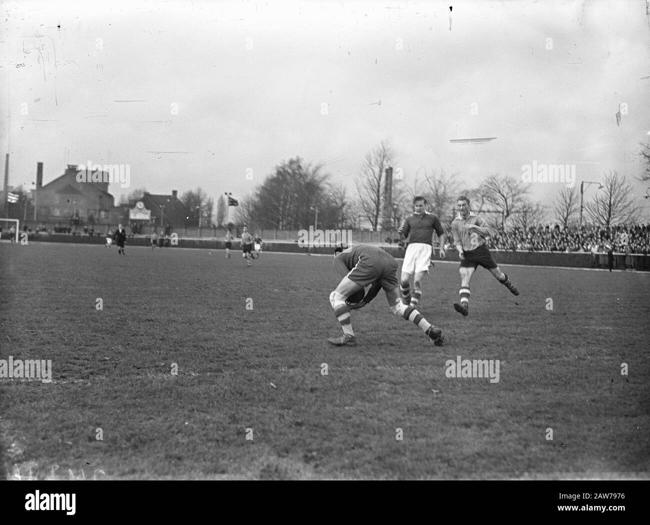 PSV against Emmen 1-1. Schotanus anticipation grabs ball Date: November 28, 1947 Location: Emmen Keywords: sport, football Institution Name: PSV Stock Photo