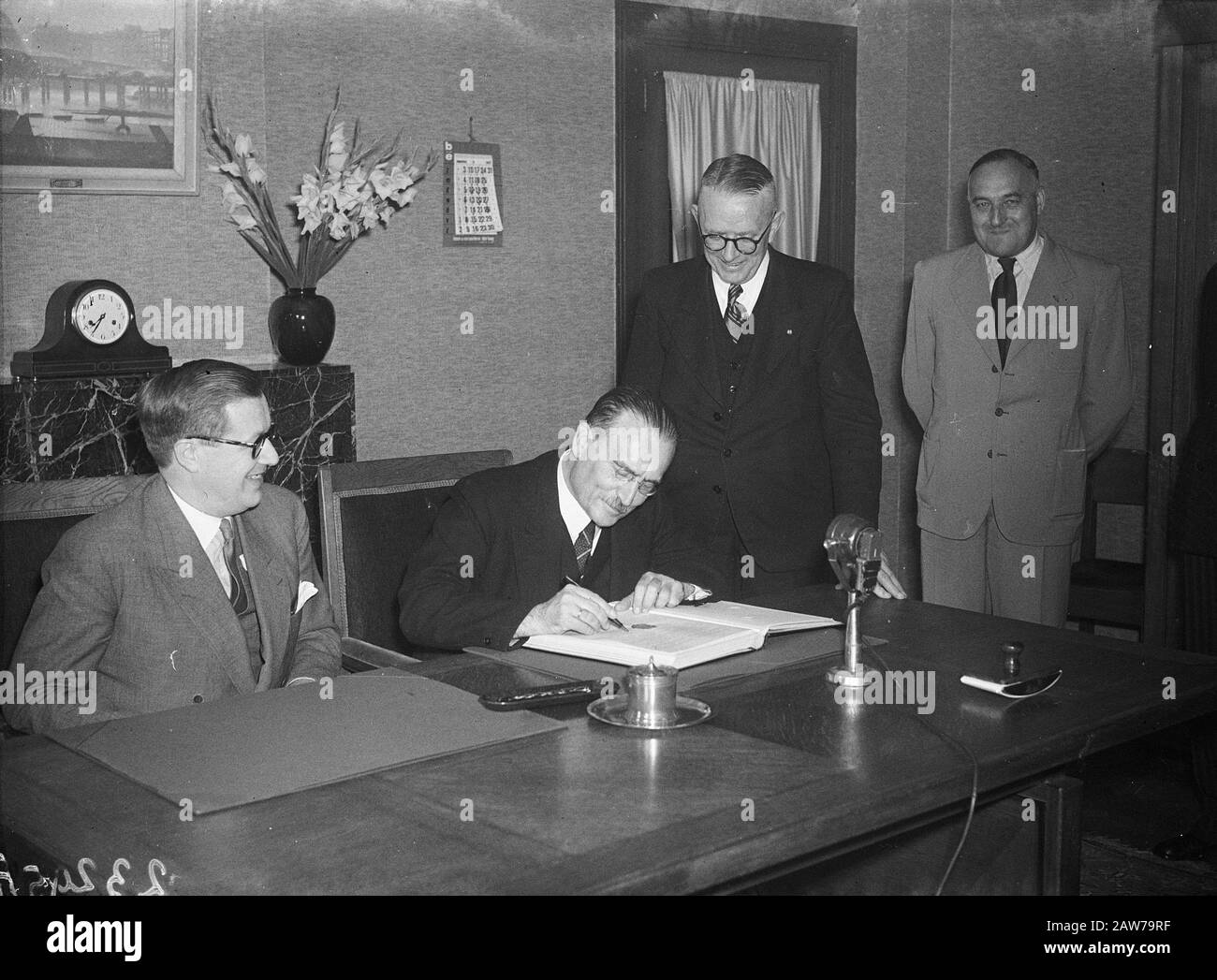Social Affairs Minister Willem Drees signs Wederzijdigheid Social Insurance Treaty between Belgium and the Netherlands. Left the Belgian Minister of him L.E. Troclet Date: August 29, 1947 Location: The Hague Keywords: signatures, international agreements, ministers Person Name: Drees, Willem (sr.), Troclet. L. E. Stock Photo