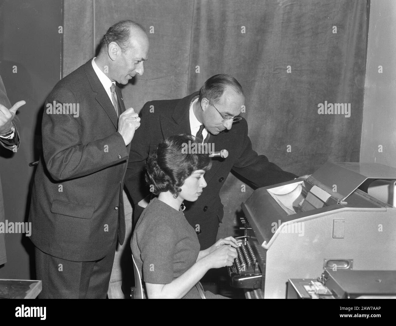 Minister Mr. J. M. L. T. Cal opens International Press Center The Nieuwspoort says telex machine in use Date: March 5, 1962 Keywords: apertures Person Name: Mr. Minister J. M. L. T. Cals Stock Photo