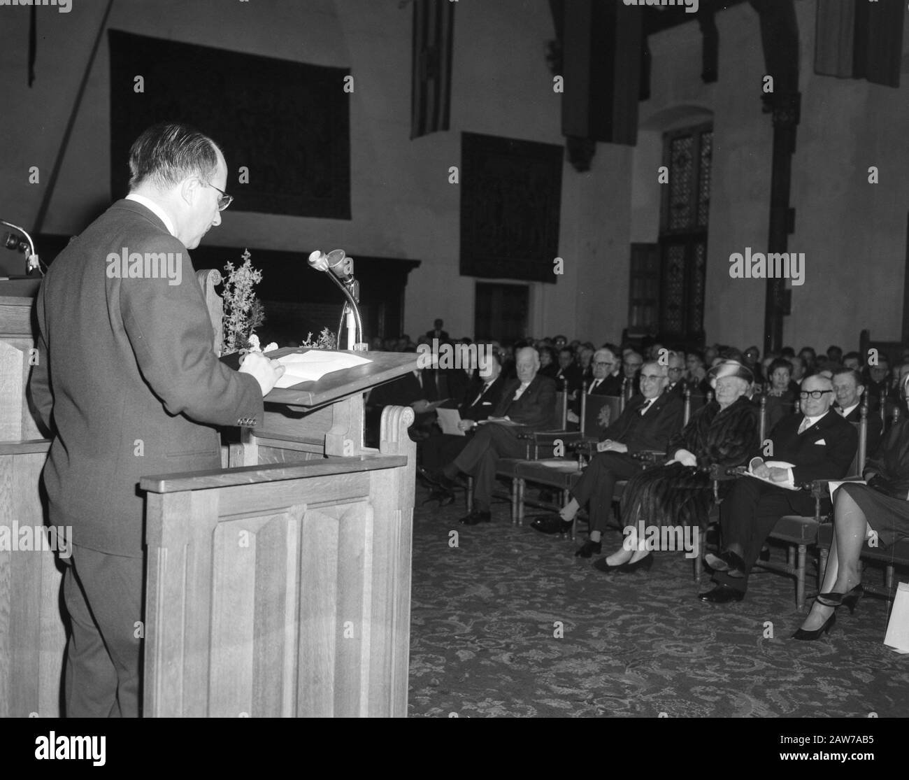 Minister Mr. J. M. L. T. Cals opens International Press Center The Nieuwspoort. The Knights Quay Kortenhorst Mrs Cals and Minister Cals Date: March 5, 1962 Location: The Hague, South Holland Keywords: openings Person Name: Cals, Jo Institution Name: Knights Stock Photo