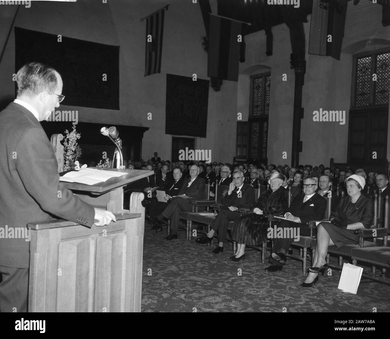 Minister Mr. J. M. L. T. Cals opens International Press Center The Nieuwspoort. The Knights Quay Kortenhorst Mrs Cals and Minister Cals Date: March 5, 1962 Location: The Hague, South Holland Keywords: openings Person Name: Cals, Jo Institution Name: Knights Stock Photo