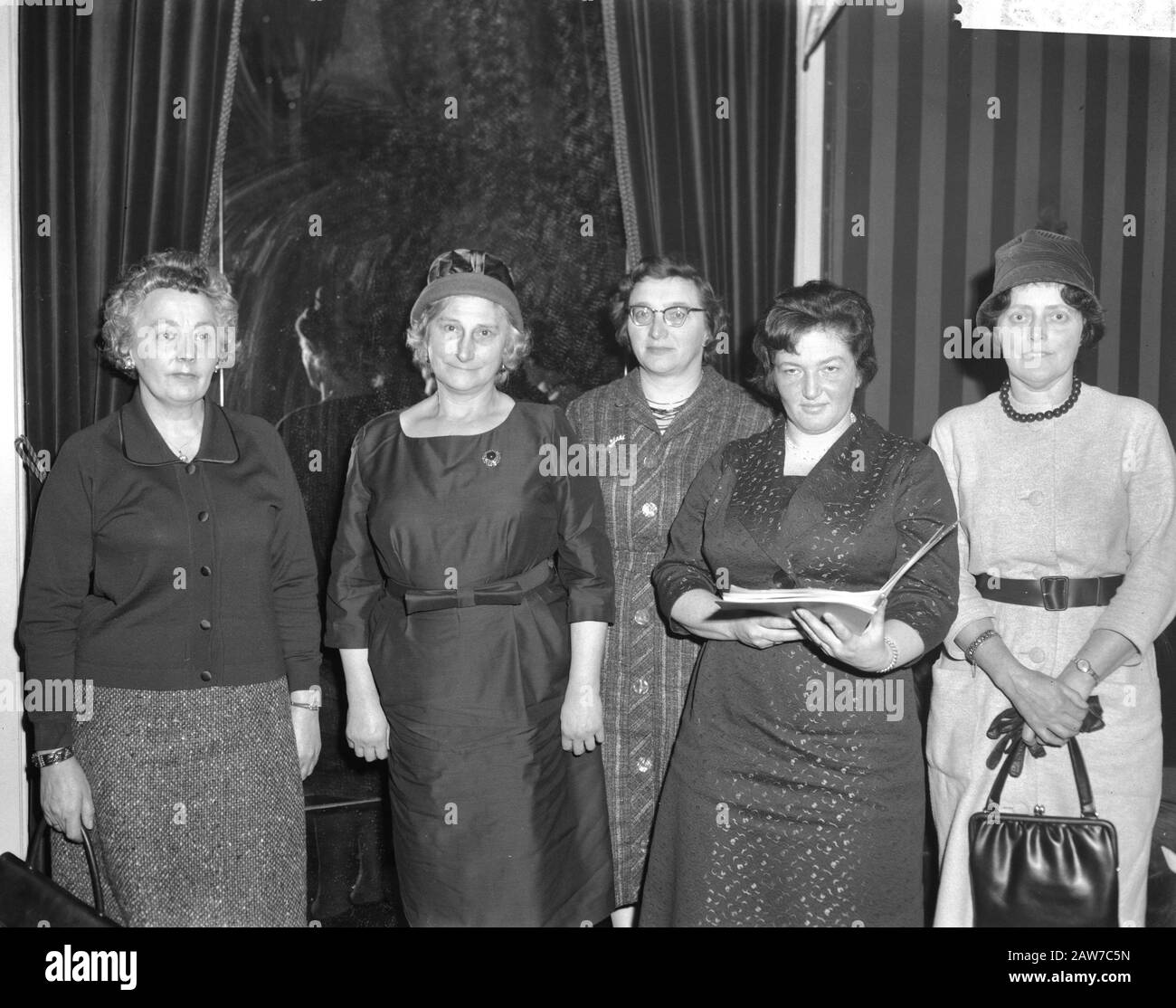 Queen Juliana receives delegation of five women in relation to New Guinea Date: March 12, 1962 Location: The Hague, South Holland Keywords: delegations, queens, revenue person Name: Juliana (queen Netherlands), Juliana, queen Stock Photo